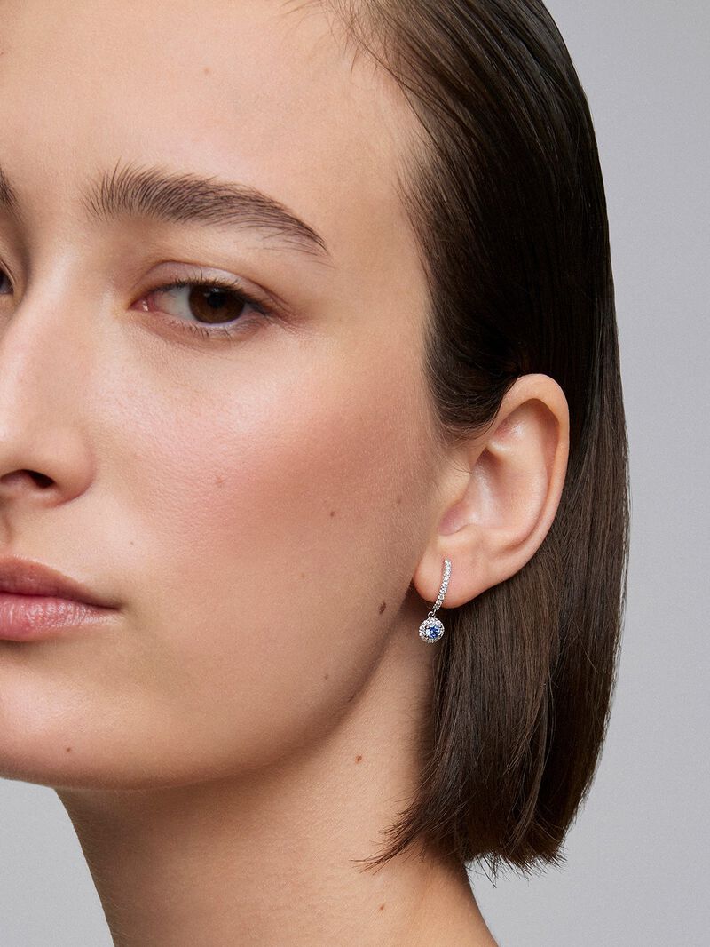 18K white gold hoop earrings with 38 brilliant-cut diamonds with a total of 0.29 cts and 2 brilliant-cut blue sapphires with a total of 0.37 cts image number 3