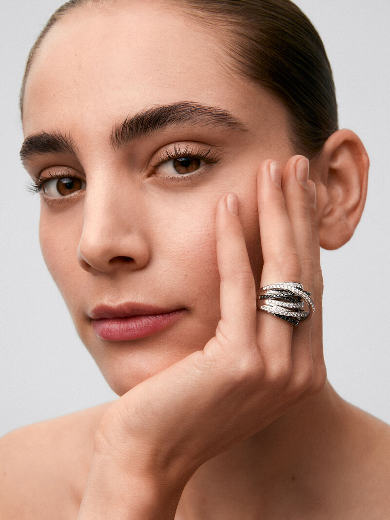18K white gold multi-arm ring with 111 brilliant-cut white diamonds with a total of 2.67 cts and 74 brilliant-cut black diamonds with a total of 1.15 cts image number 1