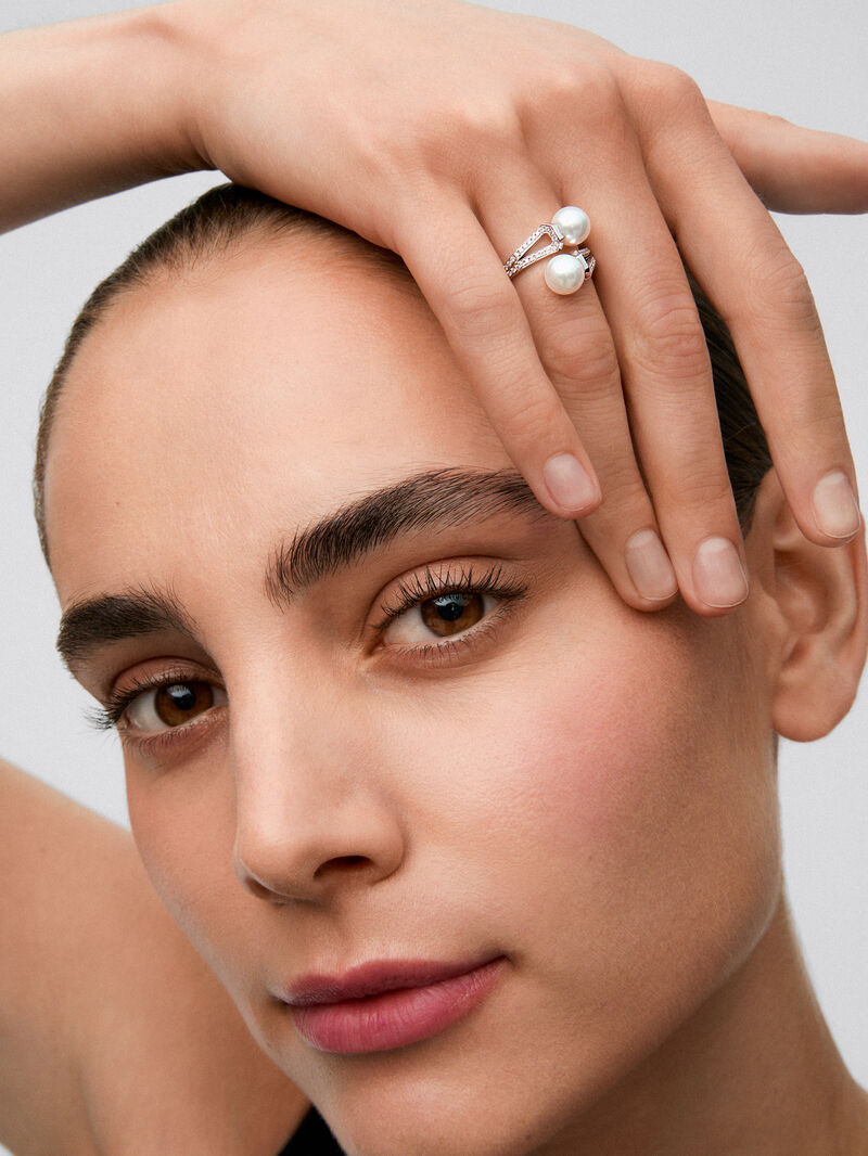 You and me ring in 18K white gold with 2 7mm Akoya pearls and 62 brilliant-cut diamonds with a total of 0.22 cts image number 3