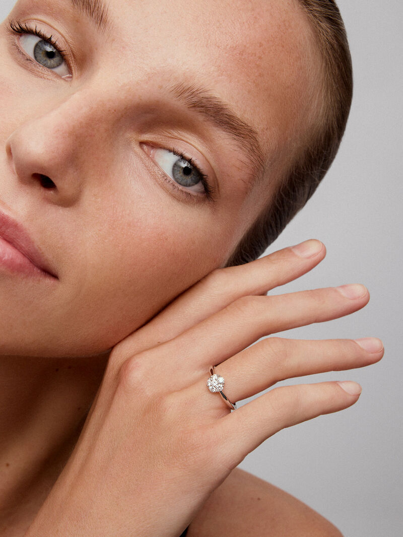 18K white gold ring with a border of 6 brilliant-cut diamonds with a total of 0.4 cts image number 4