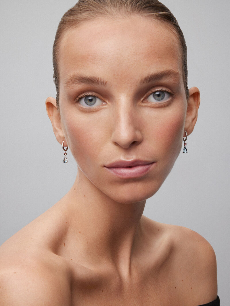 Hoop earrings with 18K white gold pendant featuring aquamarine and tourmaline. image number 3