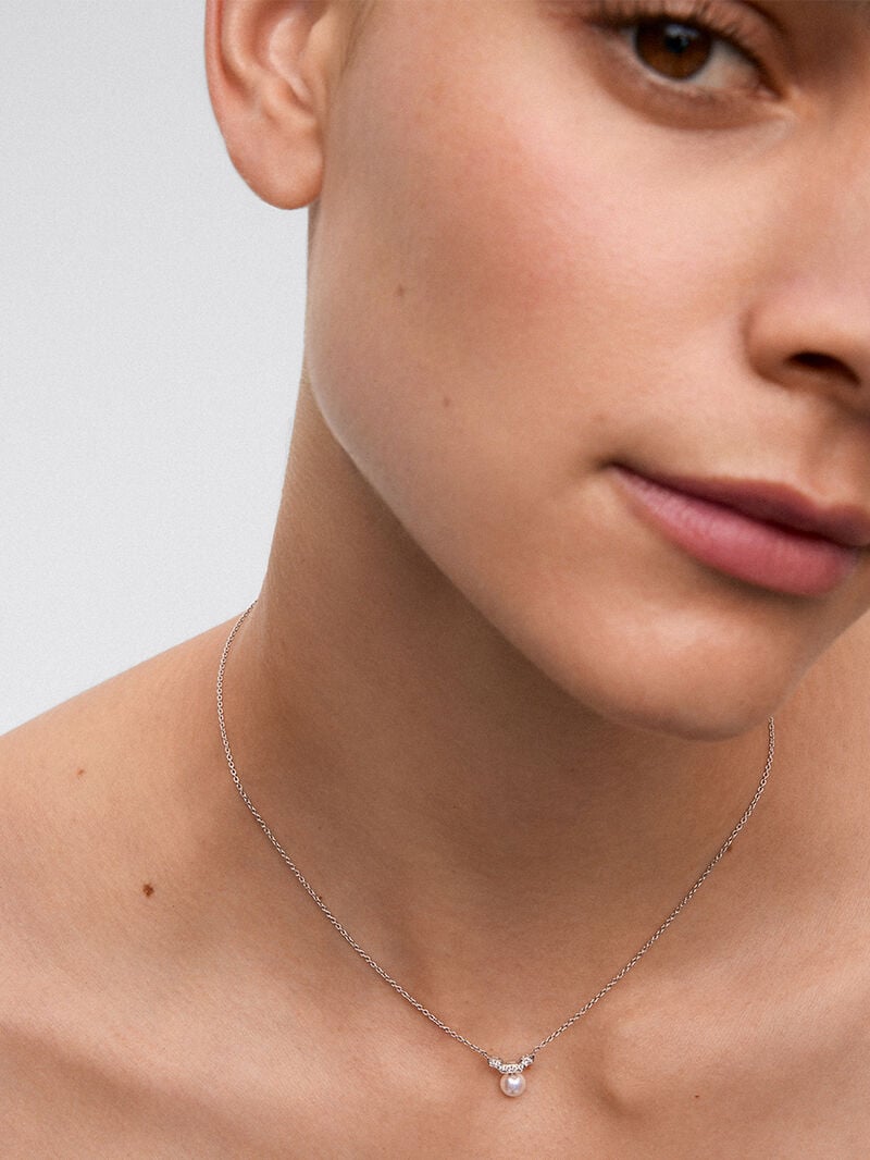 18k white gold pendant necklace with Akoya pearl and diamonds. image number 1