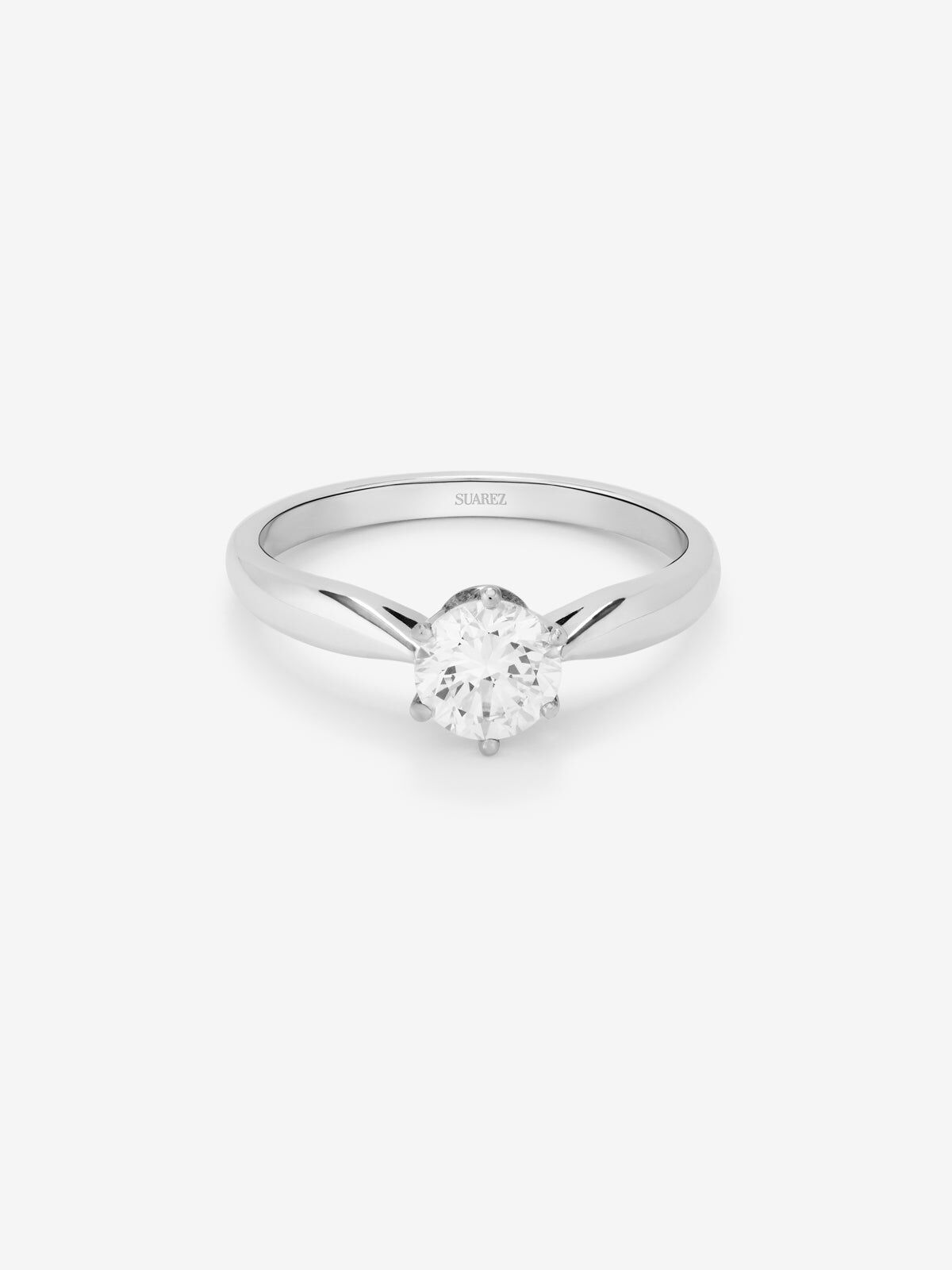 Anillo solitario de compromiso de oro blanco de 18K con diamante central de 0 7 quilates Suarez
