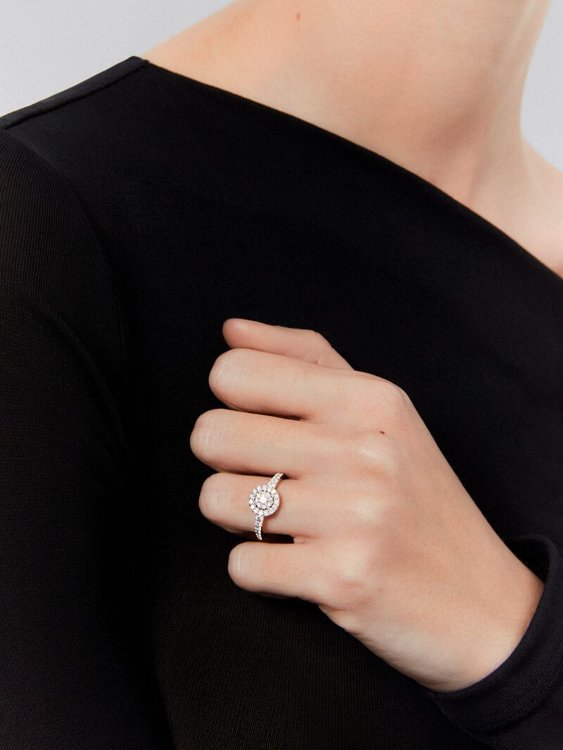 18K white gold ring with a halo of pavé diamonds image number 3
