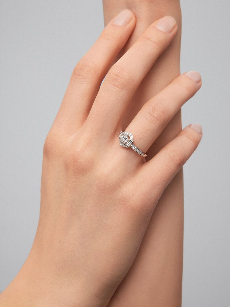 18K white gold ring with central brilliant-cut diamond of 0.4 cts and border with 2 baguette-cut diamonds with a total of 0.14 cts and 30 brilliant-cut diamonds with a total of 0.19 cts image number 3