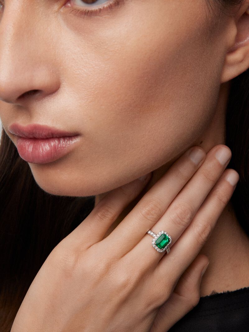 18kt White Gold Ring with Esmeralda Verde image number 1