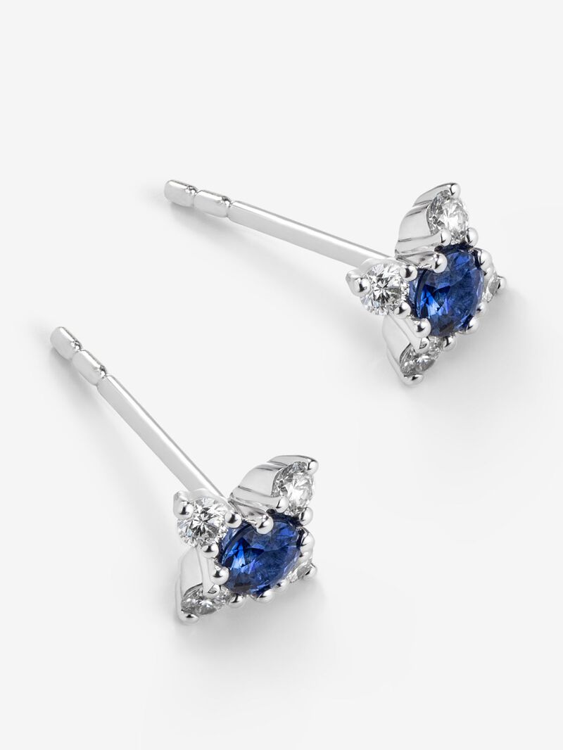 18K white gold hoop earrings with 2 brilliant-cut blue sapphires with a total of 0.26 cts and 8 brilliant-cut diamonds with a total of 0.16 cts image number 2