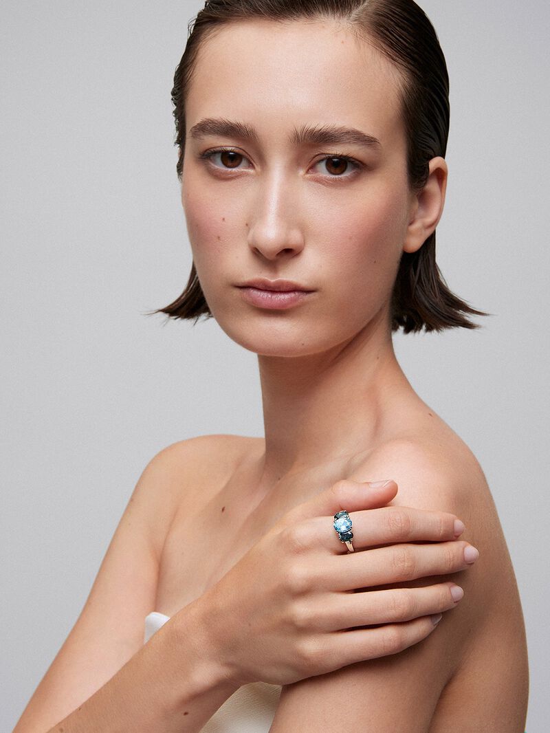 925 silver triplet ring with an oval-cut sky blue topaz of 2.31 cts and 2 oval-cut London blue topazes with a total of 1.71 cts image number 3