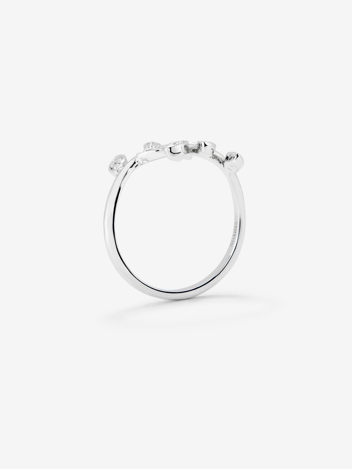 18K white gold ring with 18 brilliant-cut diamonds with a