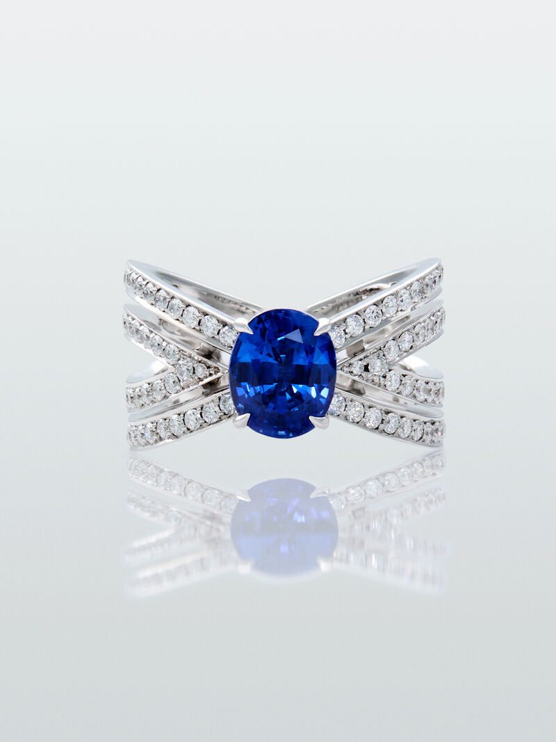 18K white gold multi-arm ring with oval-cut blue sapphire of 2.39 cts and brilliant-cut diamonds with a total of 0.98 cts image number 2