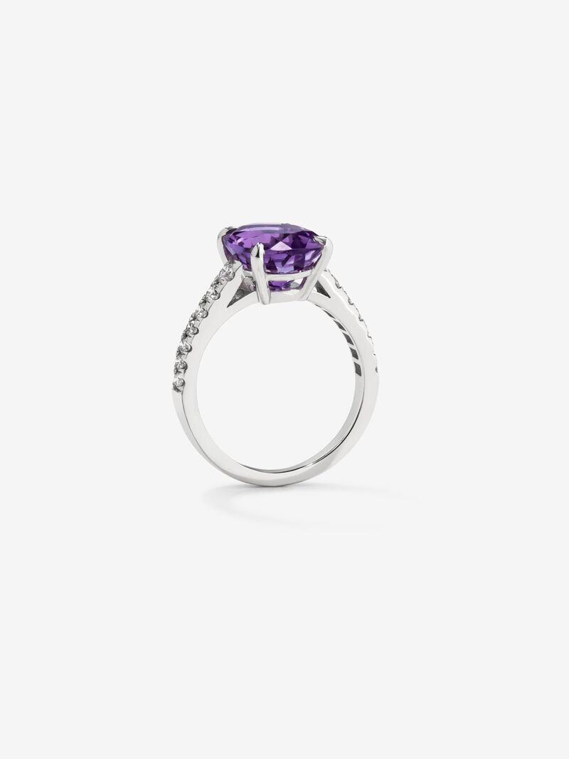 18K white gold ring with oval-cut purple amethyst of 4.35 cts and 12 brilliant-cut diamonds with a total of 0.29 cts image number 4