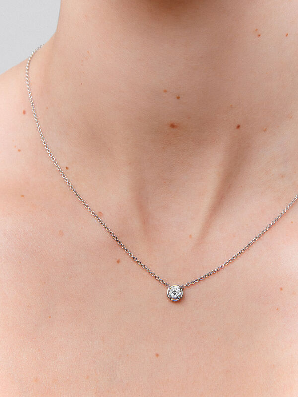 Colgante solitario de oro blanco de 18kt con diamante H-VVS2 de 0,40cts, PT14013-00D040/HVVS2_V