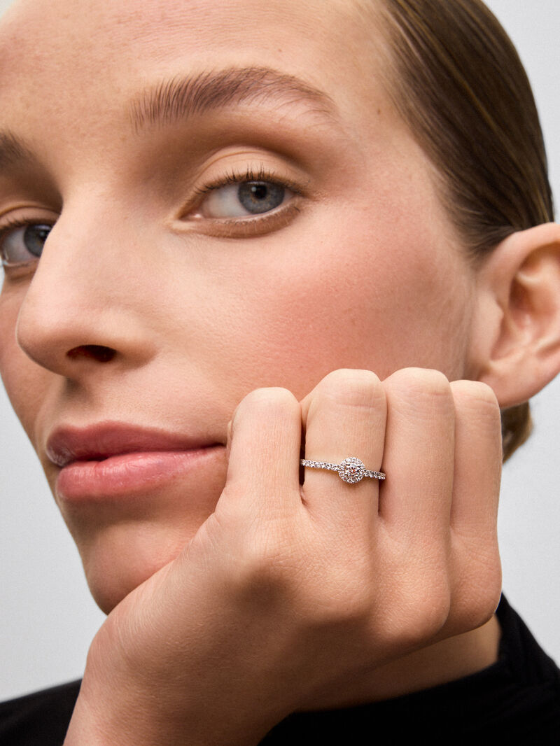 18K white gold ring with central brilliant-cut diamond of 0.15 cts and border and arm of 28 brilliant-cut diamonds with a total of 0.3 cts image number 1
