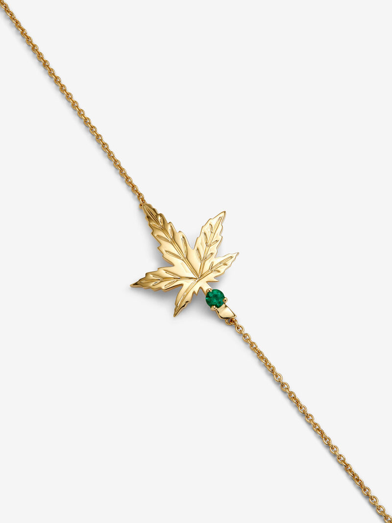 18K yellow gold bracelet with a 0.11 ct brilliant-cut emerald, in a maple leaf design. image number 2