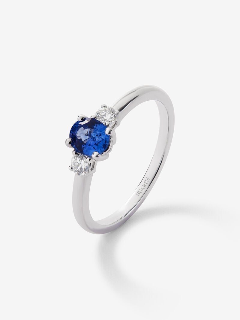 18K white gold triple ring with oval-cut blue sapphire of 0.69 cts and 2 brilliant-cut diamonds with a total of 0.16 cts image number 0