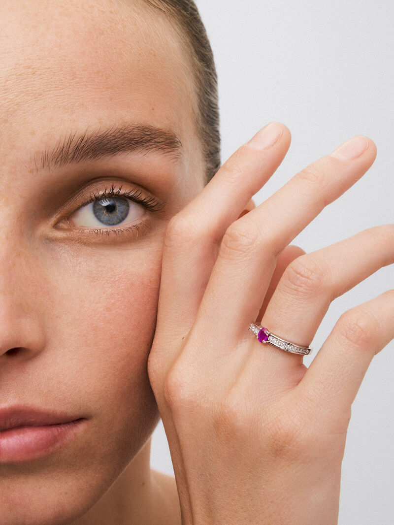 18K white gold ring with oval-cut red ruby ​​of 0.42 cts and 22 brilliant-cut diamonds with a total of 0.16 cts image number 3