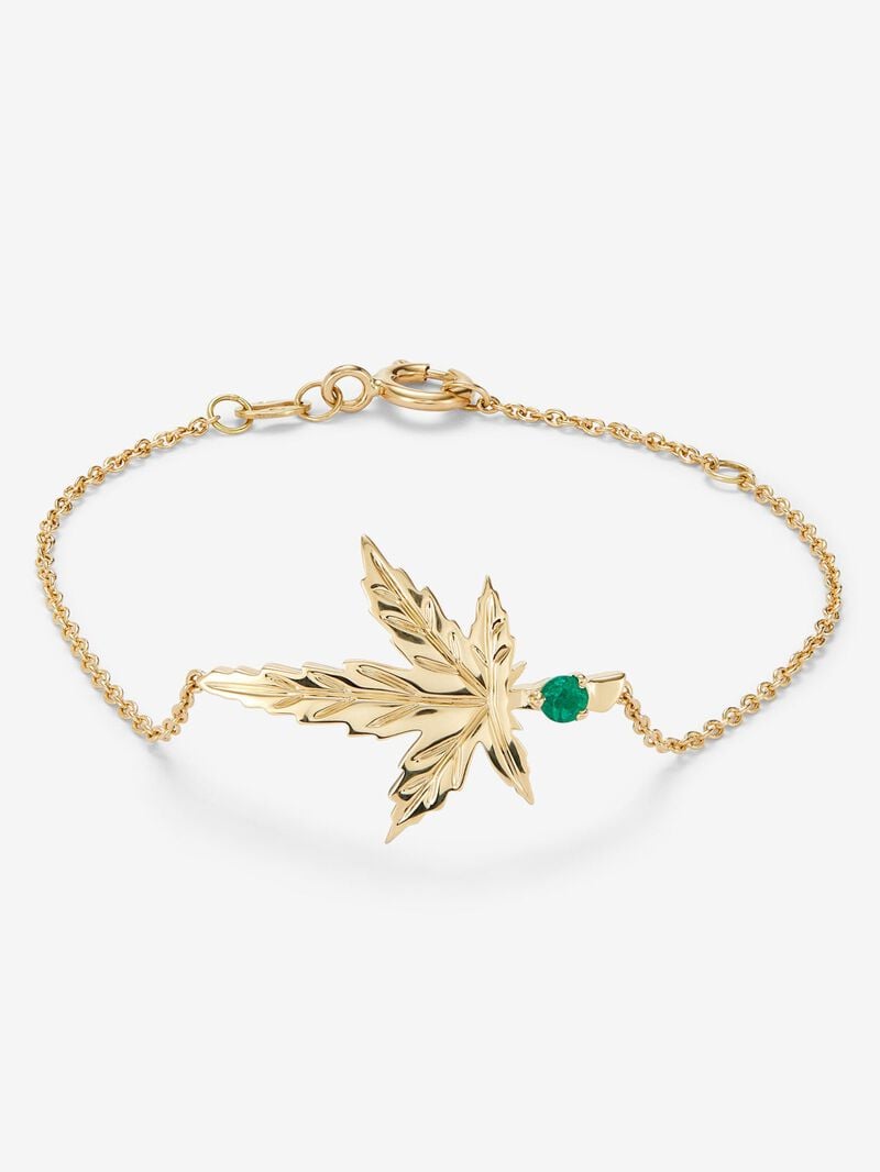 18K yellow gold bracelet with a 0.11 ct brilliant-cut emerald, in a maple leaf design. image number 0