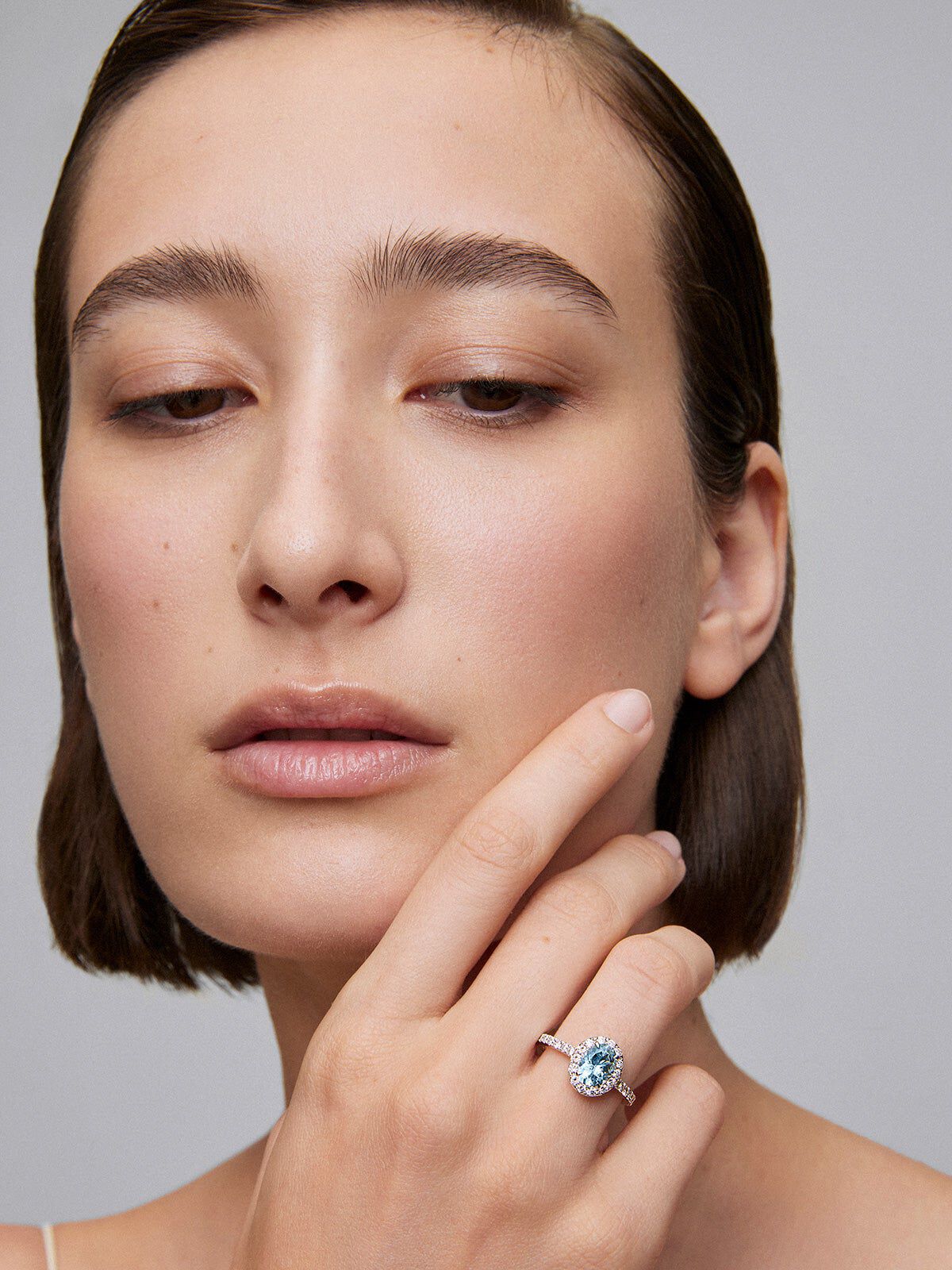 Anillo solitario de oro blanco de 18K con aguamarina y diamantes Suarez
