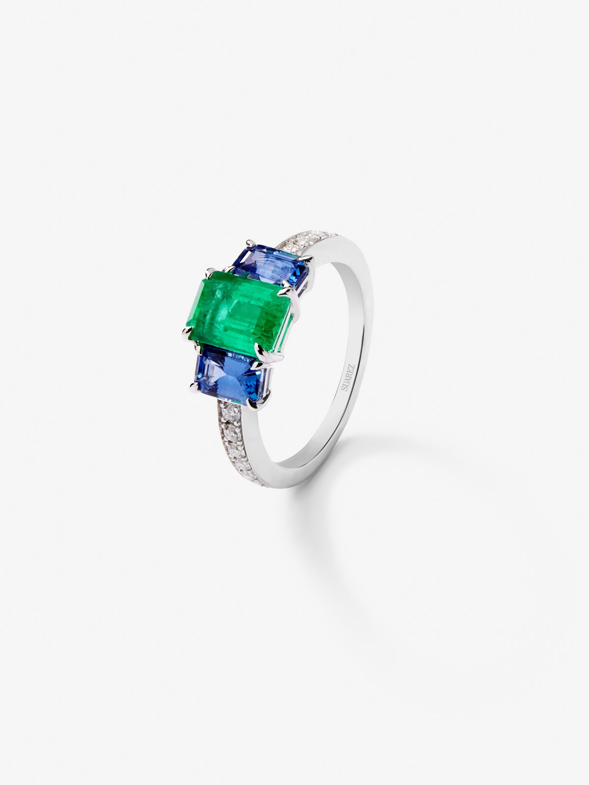 Anillo tresillo de oro blanco de 18K con esmeralda verde en talla octogonal de 1,88 cts, zafiros azules en talla octogonal de 1,14 cts y diamantes blancos en talla brillante de 0,02 cts