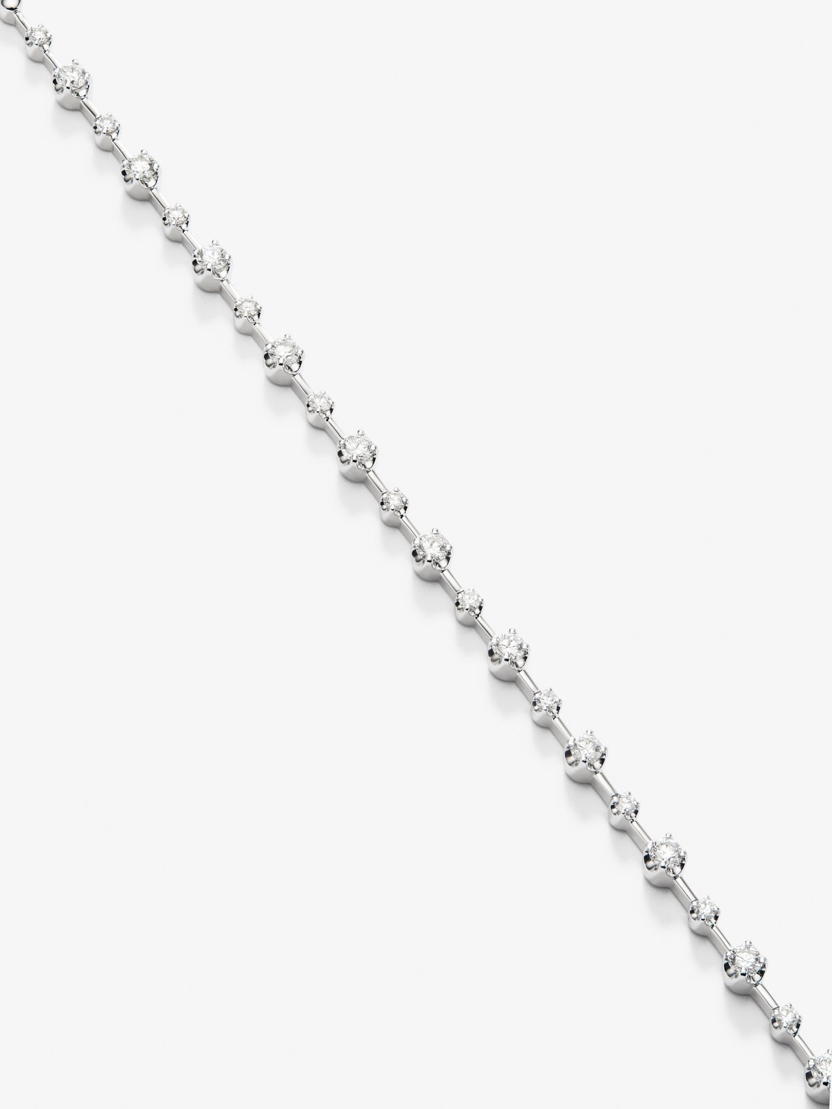 18K white gold necklace with 27 brilliant-cut diamonds with a total of 0.95 cts
