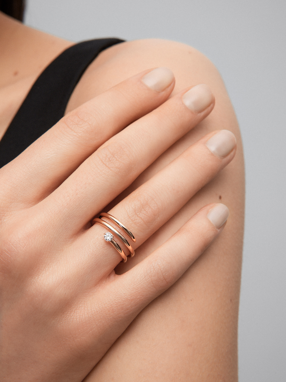 18kt rose gold ring with diamonds