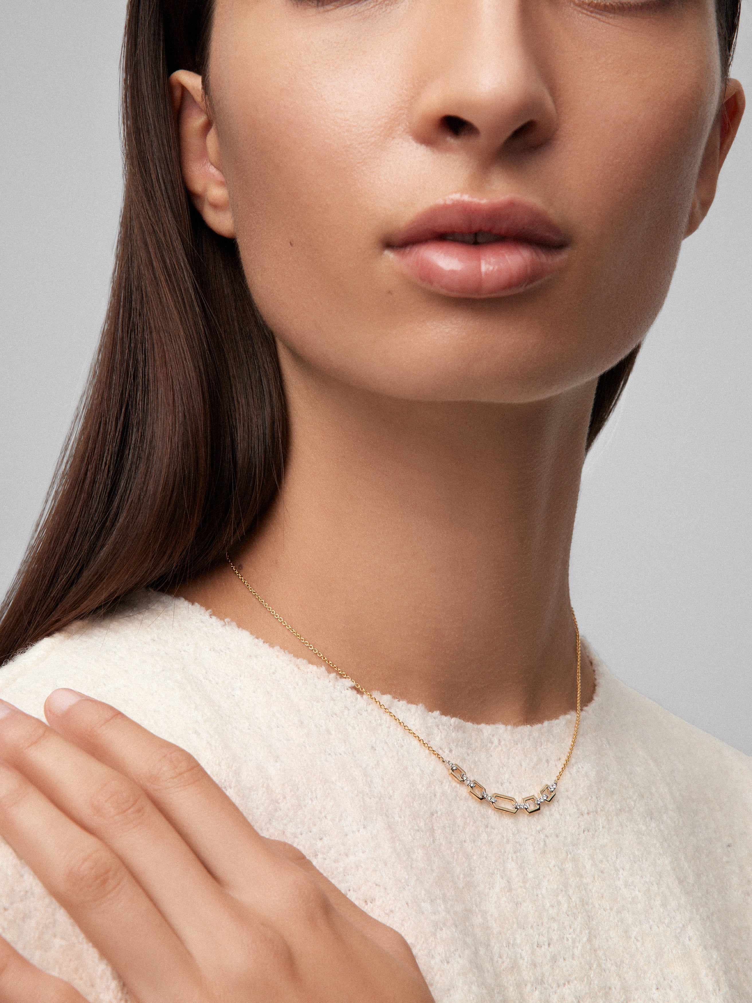 Colgante de oro blanco y amarillo de 18K con diamantes blancos en talla brillante de 0,11 cts