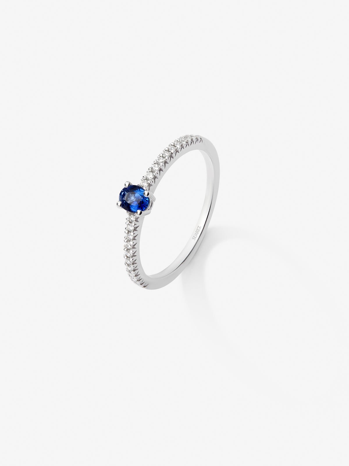 18K white gold solitaire ring with central oval-cut blue sapphire of 0.2 cts and arm of 22 brilliant-cut diamonds with a total of 0.09 cts