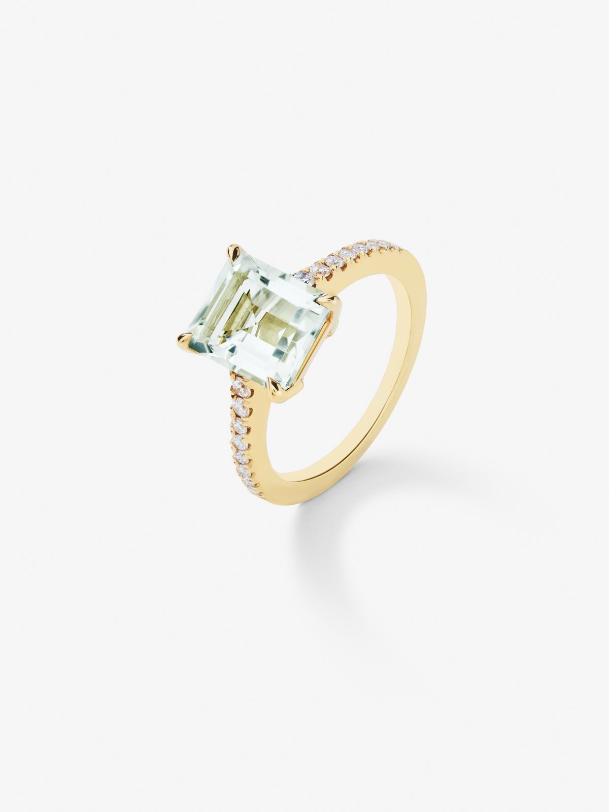 Anillo solitario de oro amarillo de 18K con amatista verde en talla octogonal de 2,96 cts y 18 diamantes en talla brillante con un total de 0,19 cts