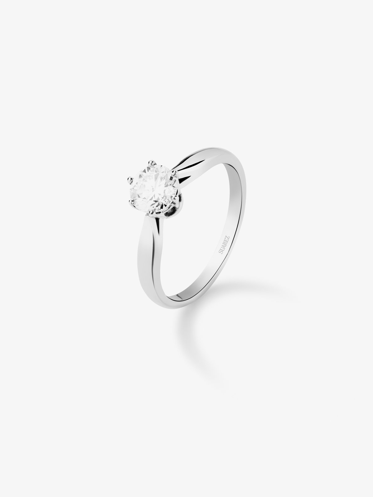 Anillo solitario de oro blanco de 18K con diamante en talla brillante de 0,4 cts
