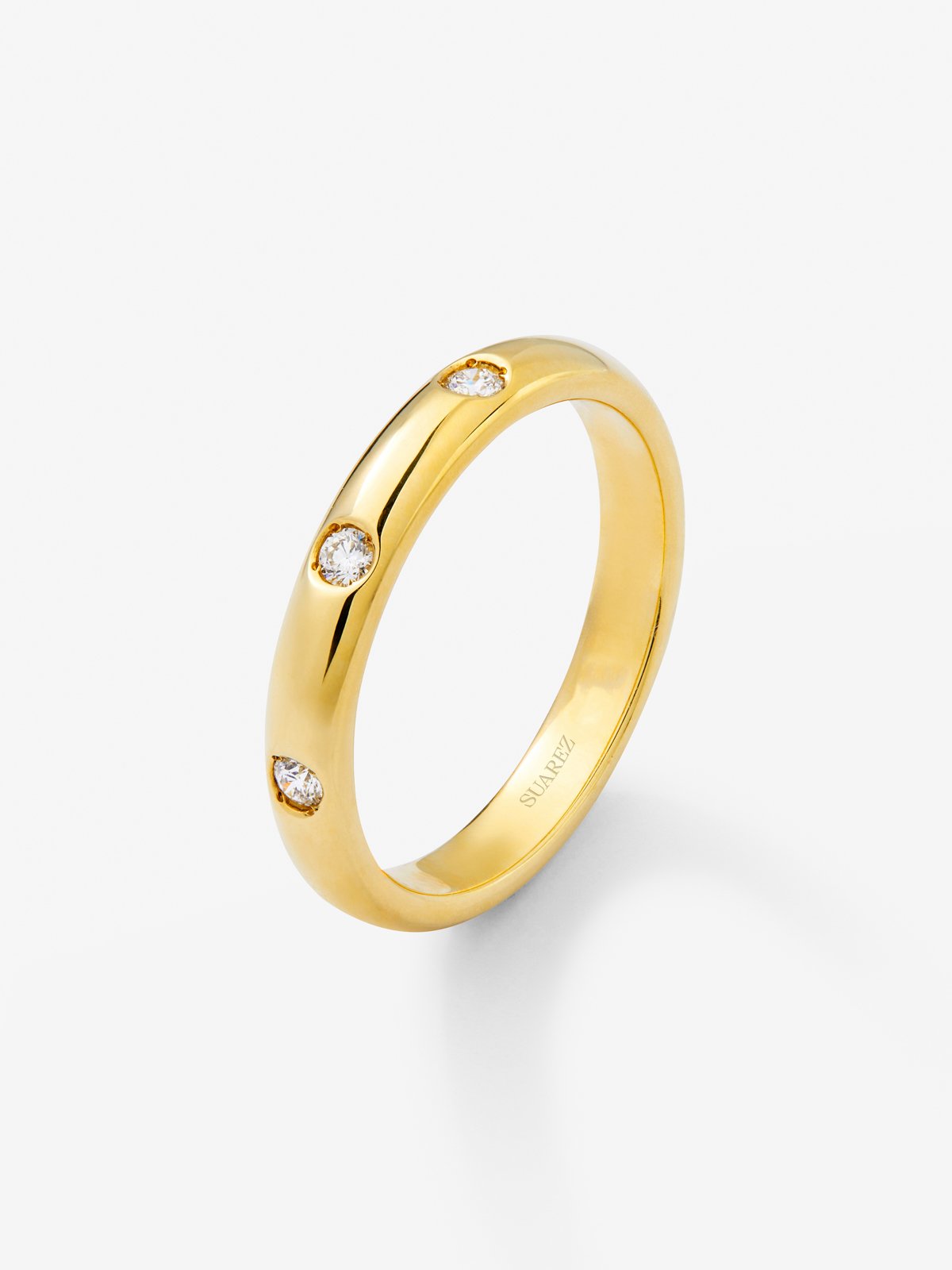 Alianza de oro amarillo de 18K con 3 diamantes en talla brillante con un total de 0,09 cts
