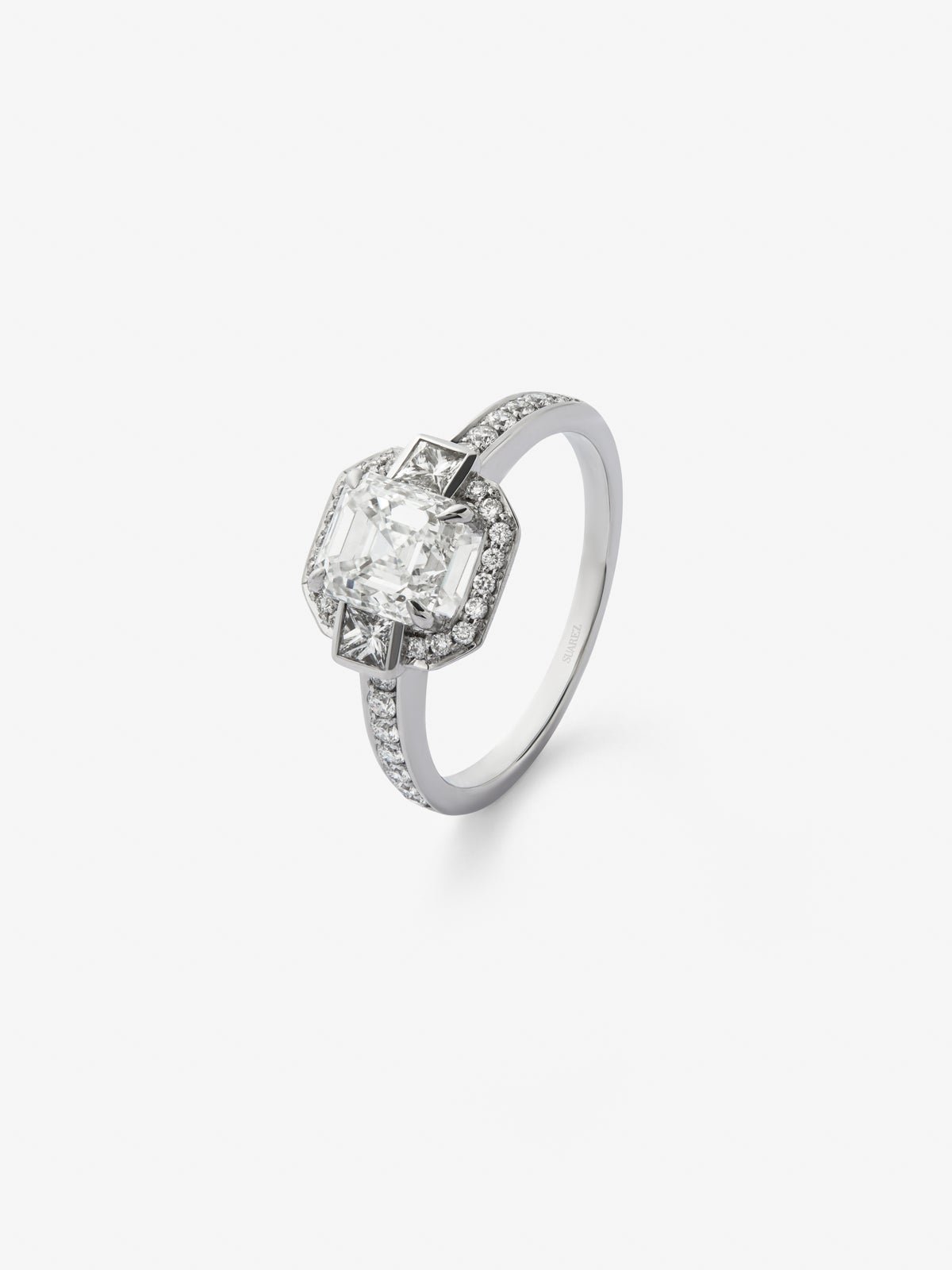 Anillo de oro blanco de 18K con diamante central en talla asscher de 1,51 cts, y orla y brazo de diamantes en tallas princesa y brillante de 0,35 cts