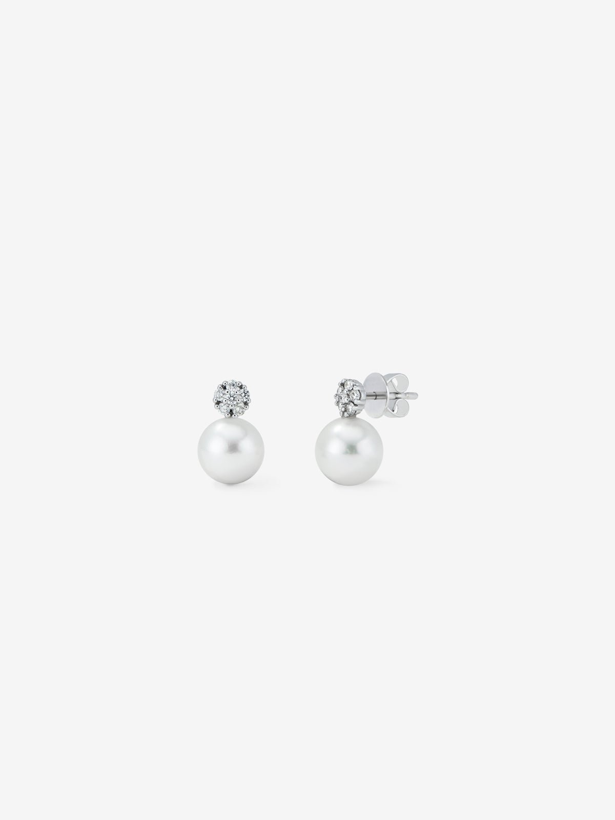 18k White Gold Earring with 8mm Australian Pearl and Diamond.