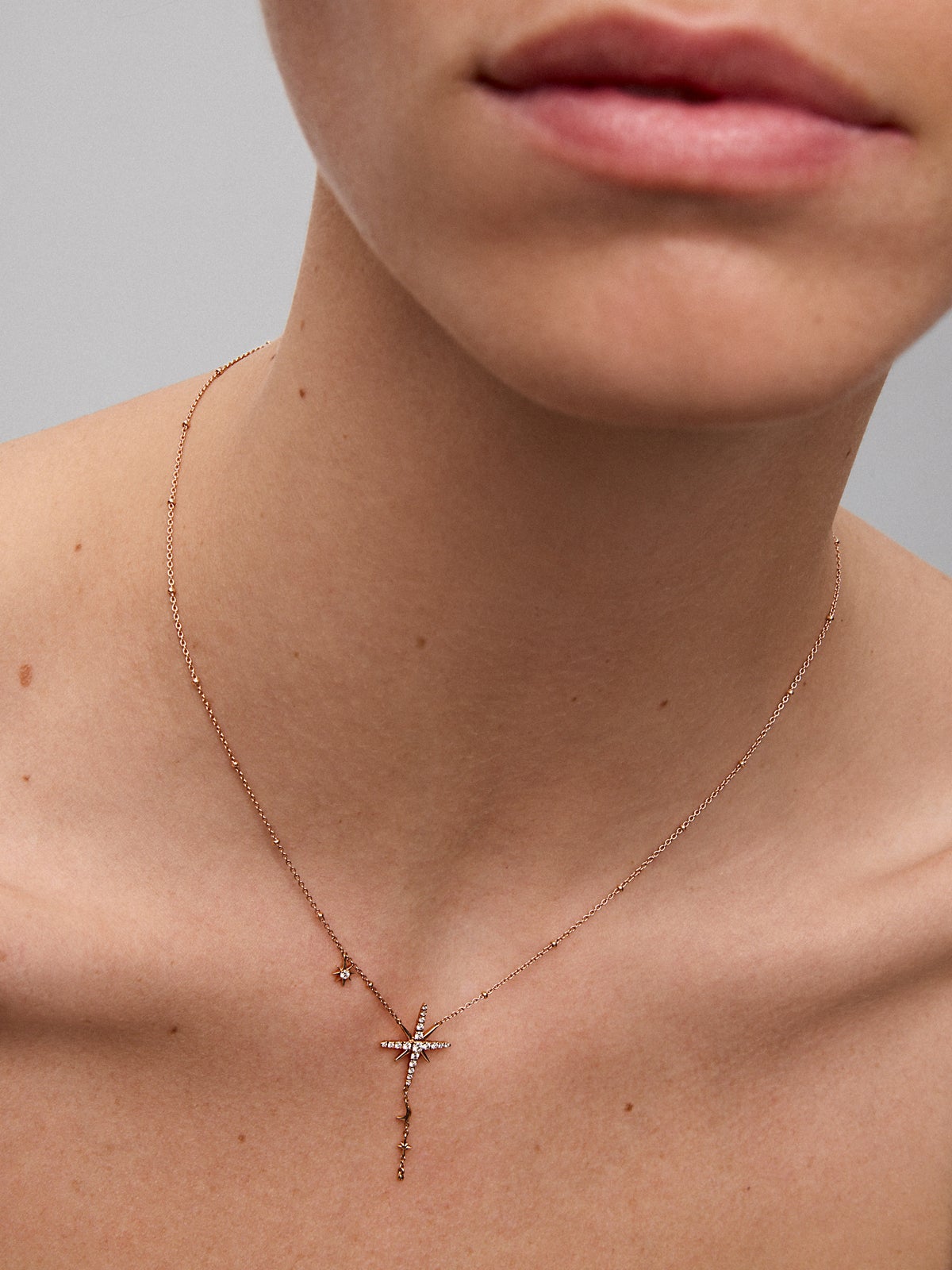 Long chain pendant with 18K rose gold star with diamonds
