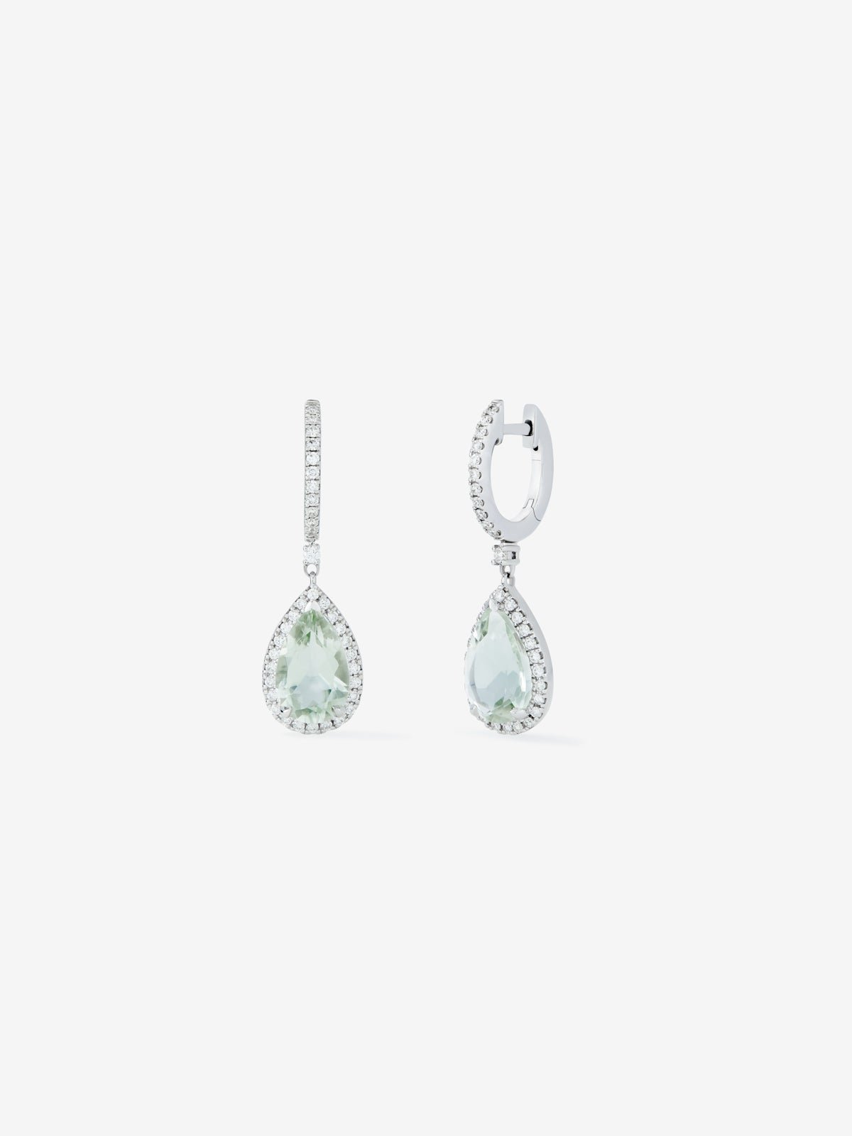 Pendientes de oro blanco de 18K con 2 amatistas verdes en talla pera con un total de 3,32 cts y 72 diamantes en talla brillante con un total de 0,4 cts