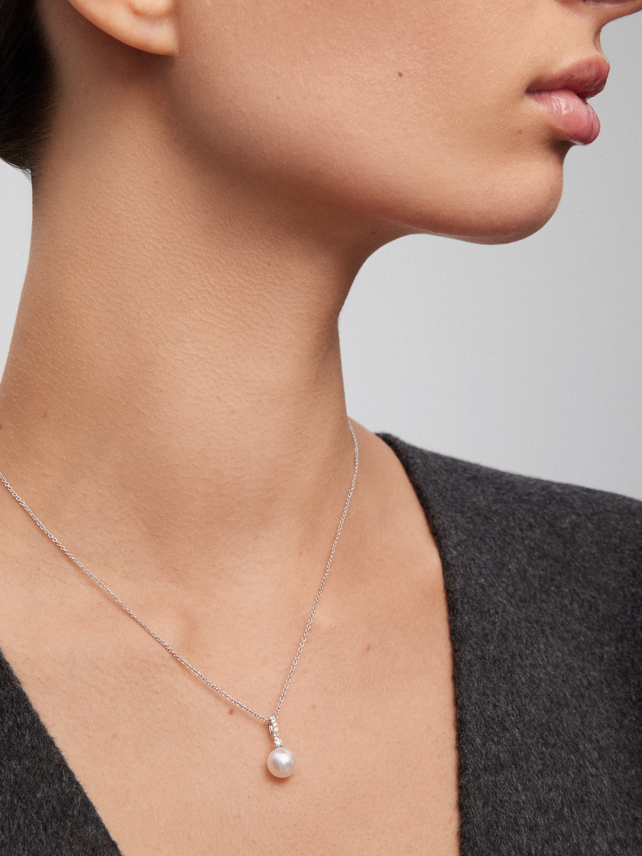 18k white gold chain pendant with diamond hoop and 8.5mm akoya pearl.