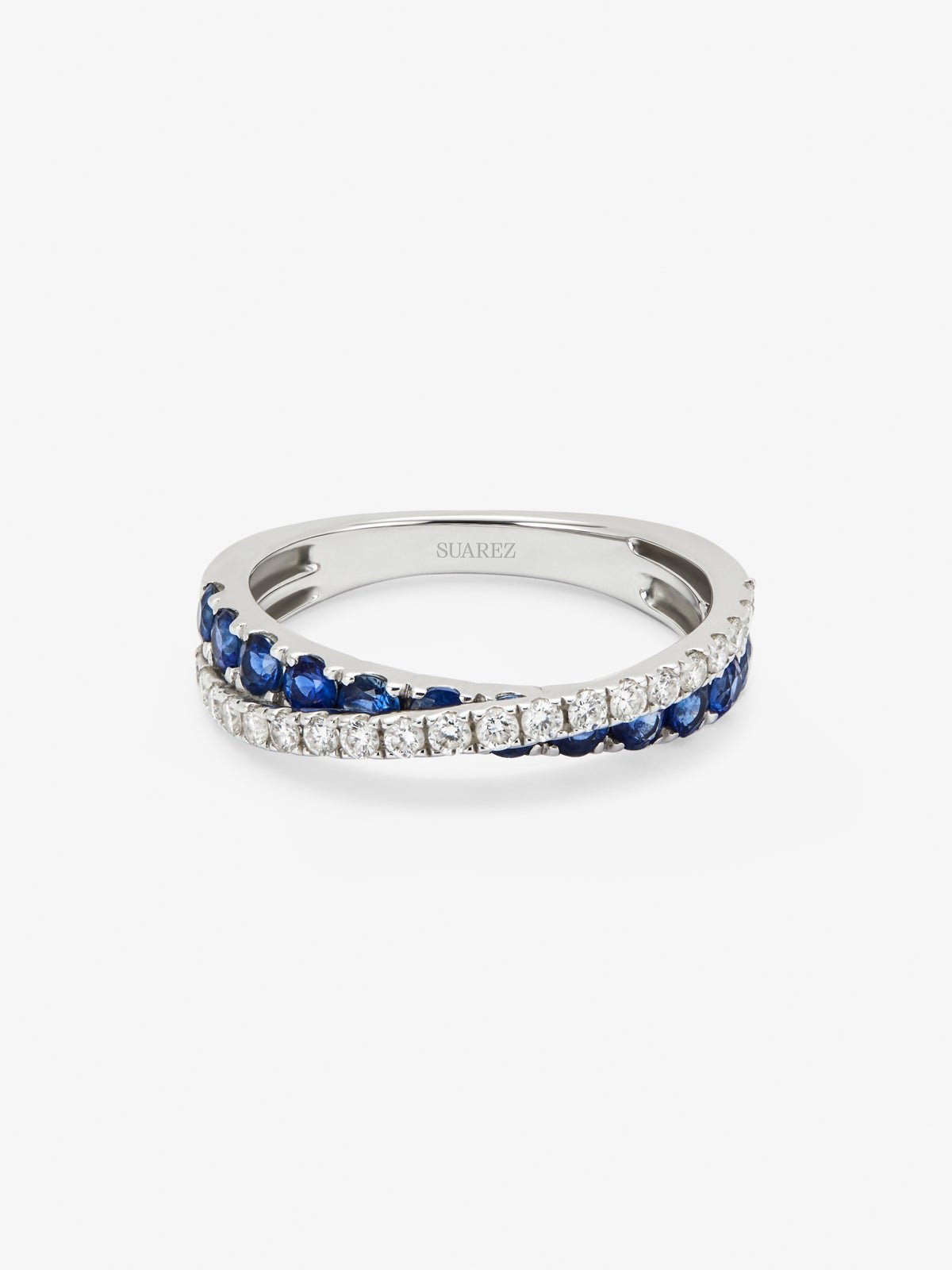 Anillo cruzado de oro blanco de 18K con 12 zafiros azules en talla brillante con un total de 0,77 cts y 20 diamantes en talla brillante con un total de 0,29 cts