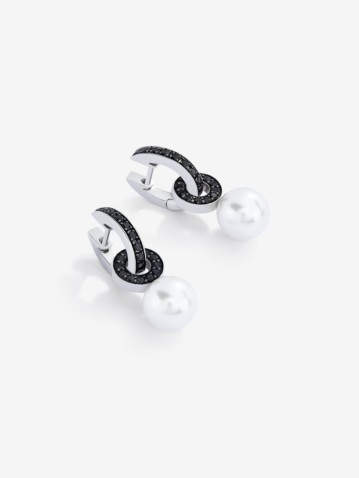 Double hoop earring made from 925 silver combined with 8.5 mm Akoya pearl and spinel.