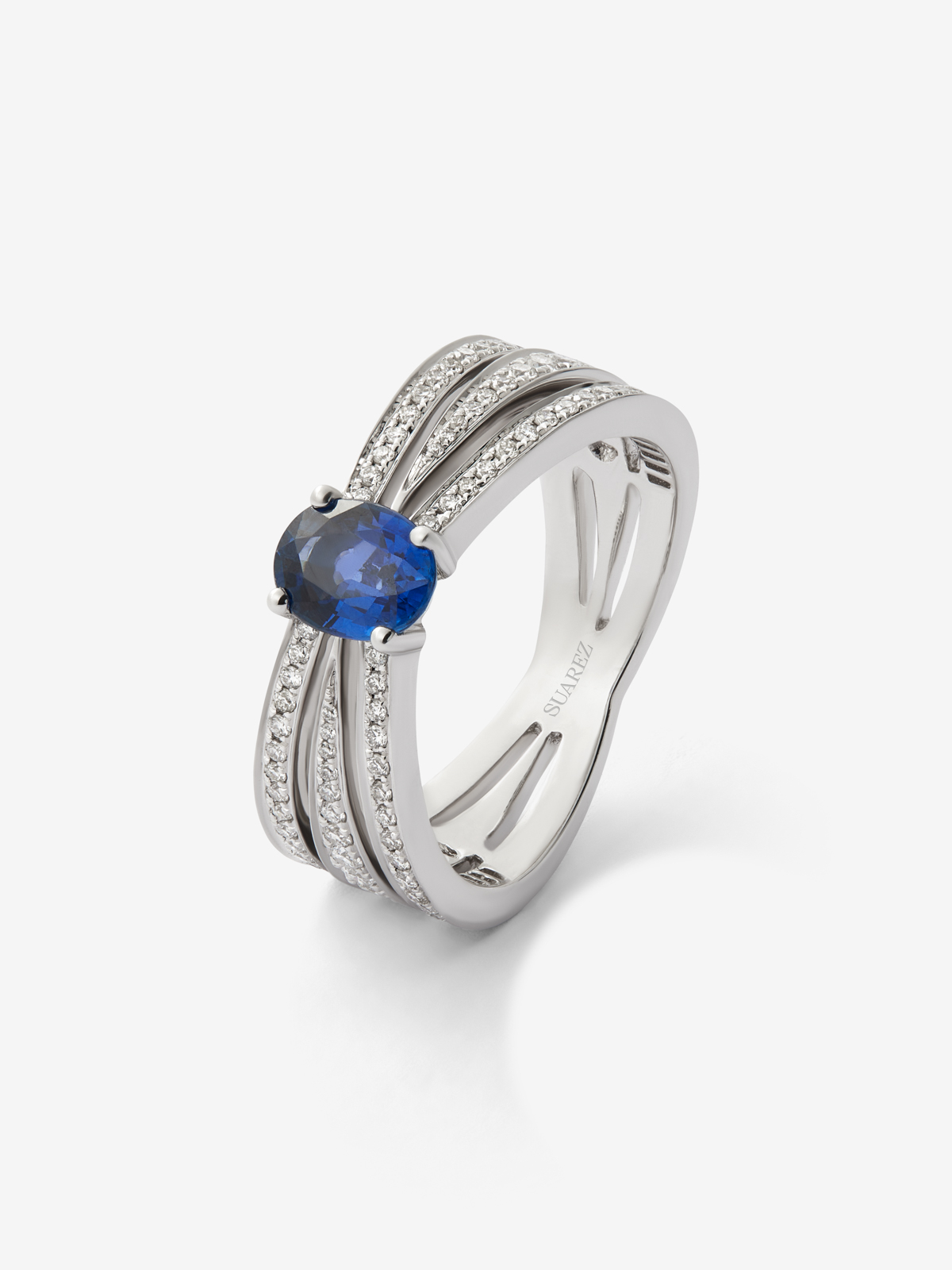 Anillo multibrazo de oro blanco de 18K con zafiro azul en talla oval de 0,81 cts y diamantes en talla brillante con un total de 0,45 cts