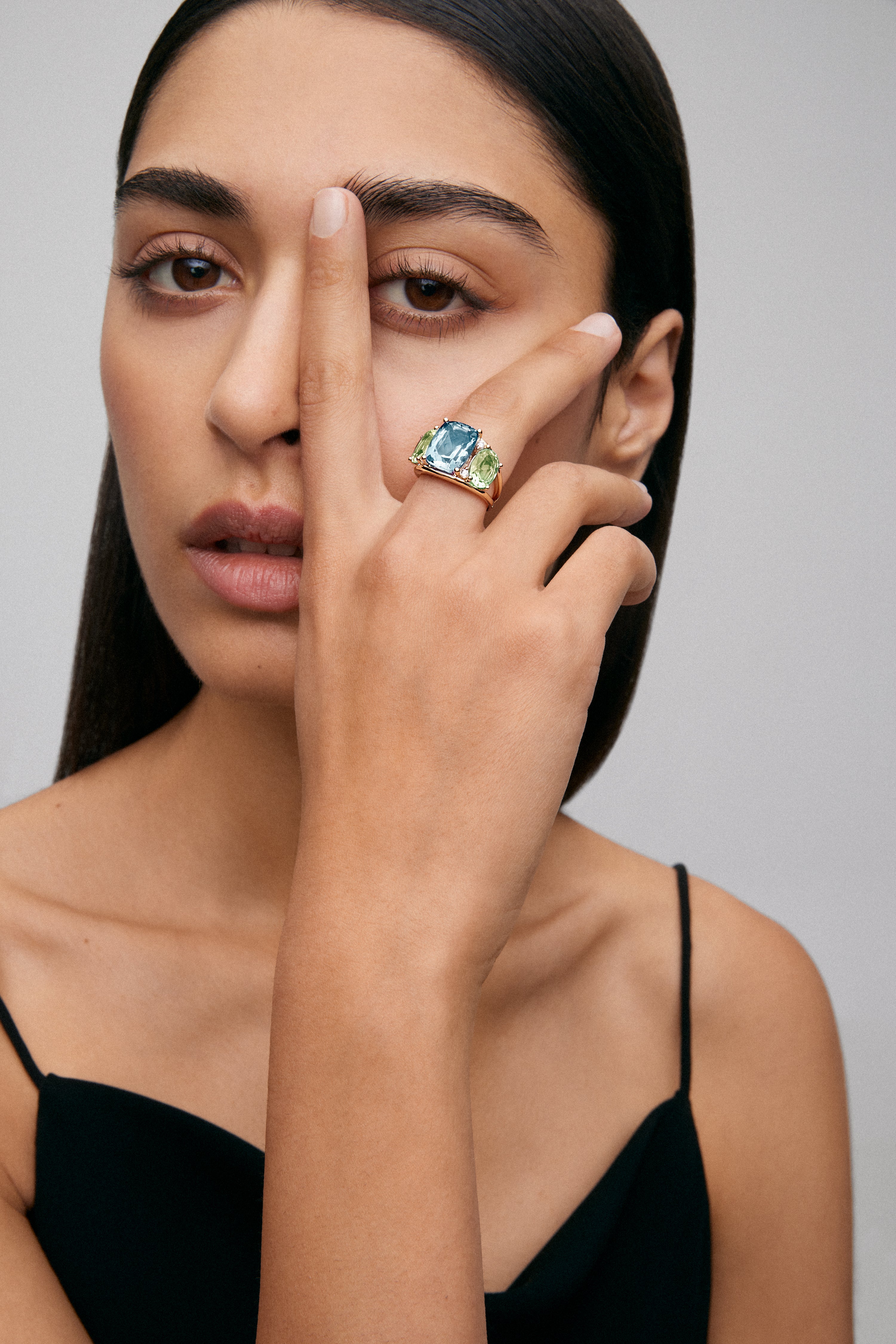 Anillo de oro amarillo de 18K con topacio azul sky en talla cushion de 5,5 cts, amatistas verdes en talla oval de 4,65 cts y diamantes blancos en talla brillante de 0,15 cts