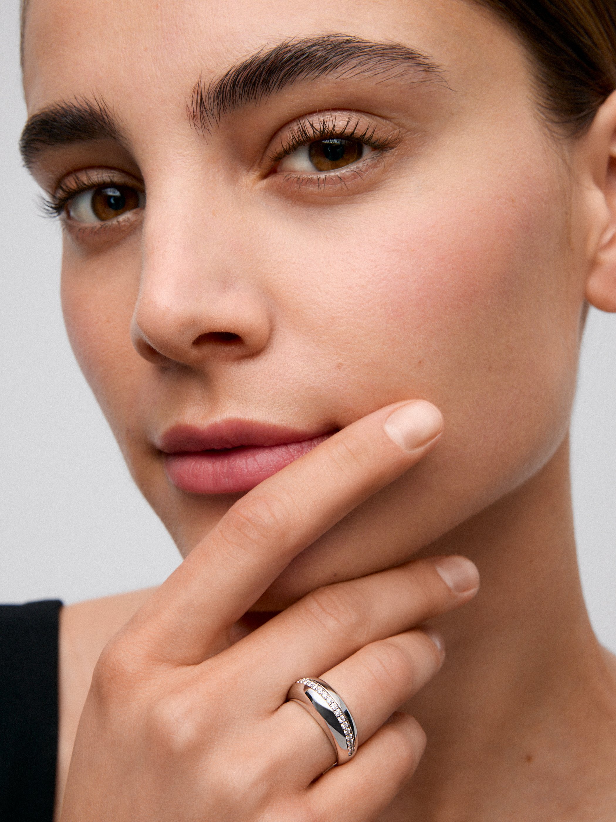 18K White Gold Ring with Brilliant-Cut Pavé Diamonds