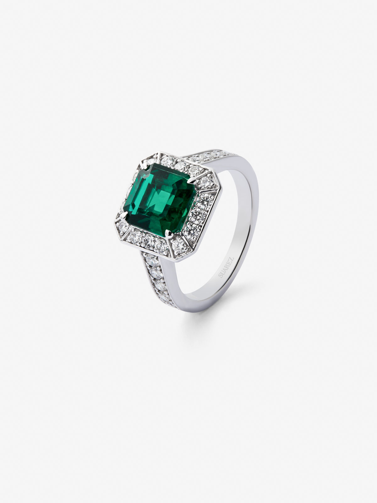 18K White Gold Ring with Green Esmerald in Emerald Size 2.6 CTS and white diamonds in Blind Size of 0.7 CTS