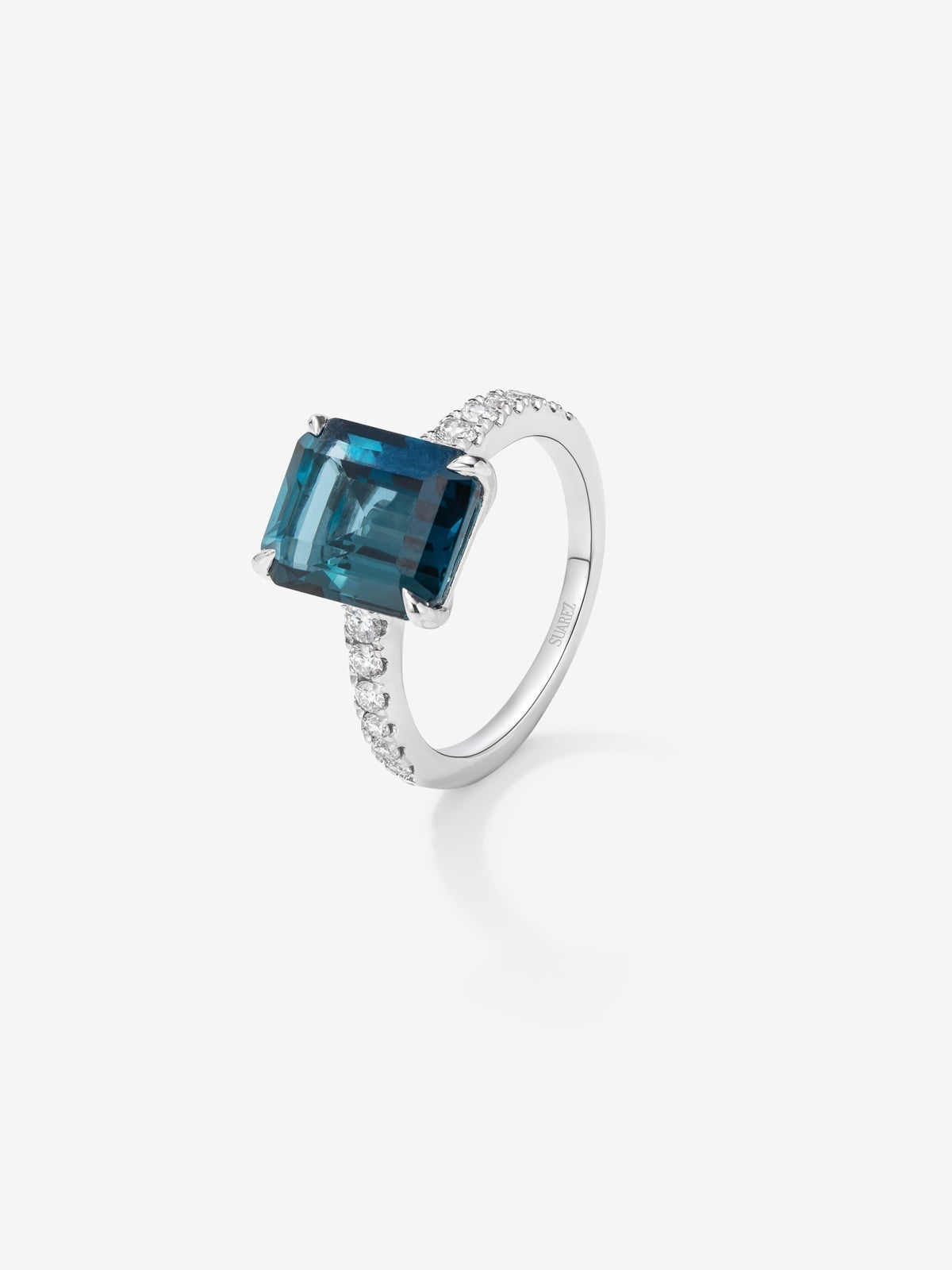 18K white gold ring with London blue topaz in octagonal cut of 3.74 cts and 16 brilliant-cut diamonds with a total of 0.19 cts