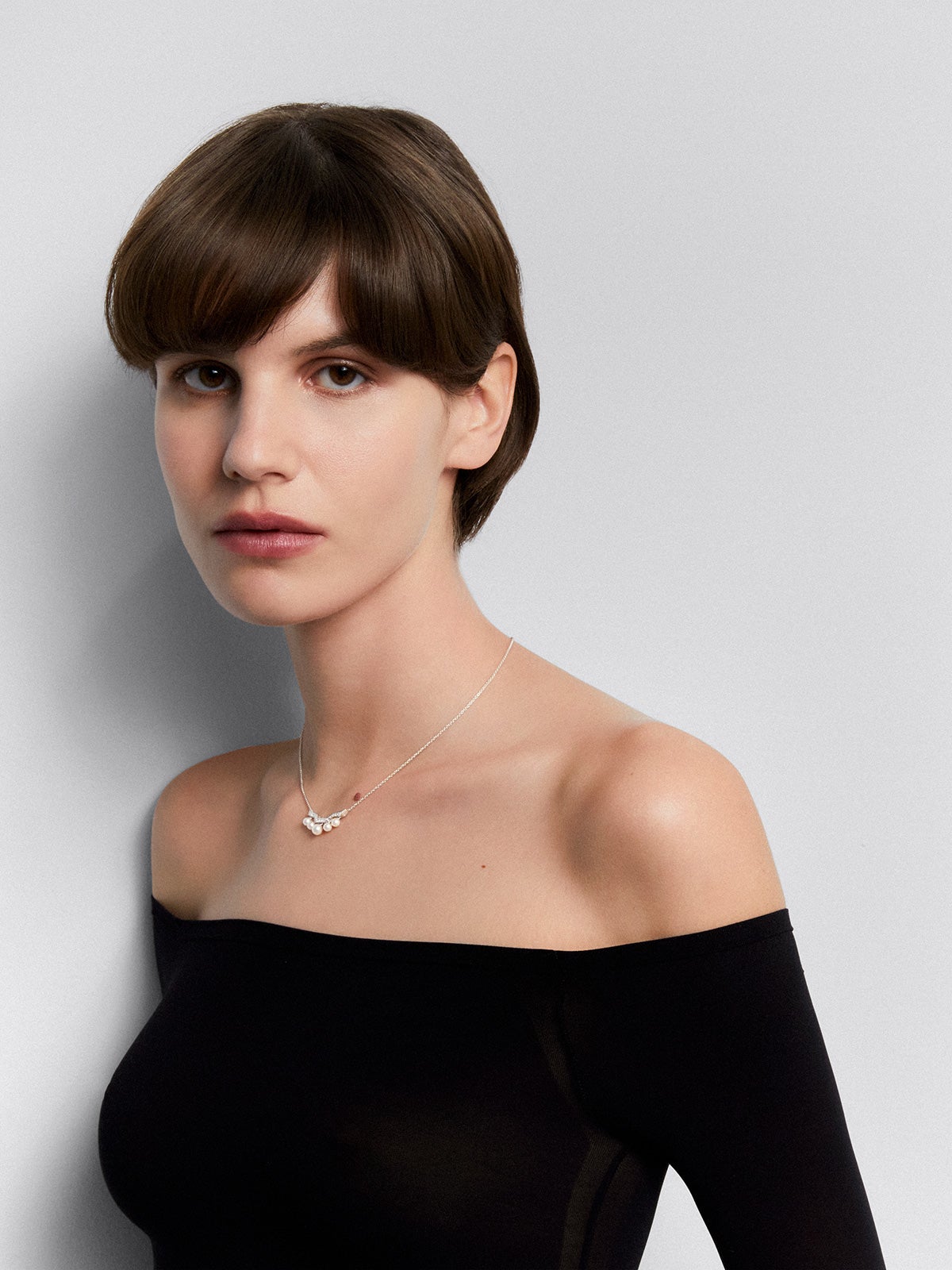 18k white gold pendant chain with five Akoya pearls and diamonds.