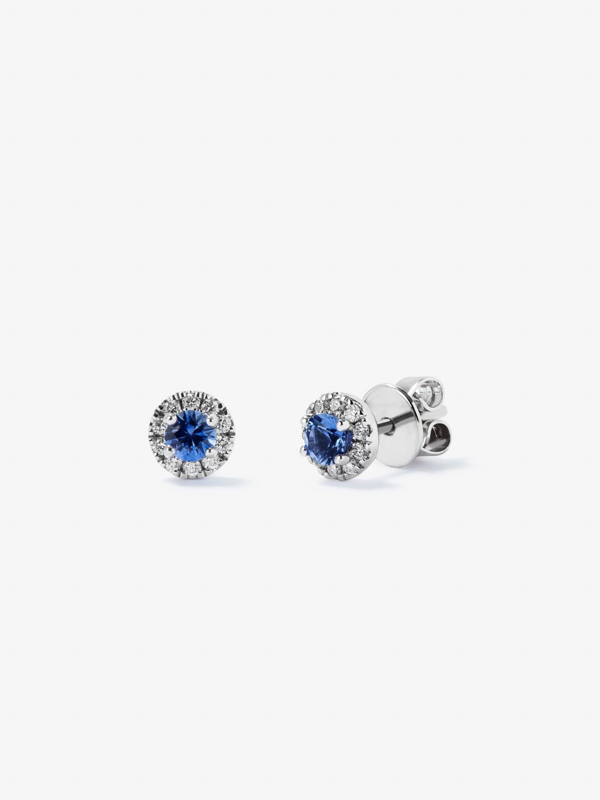 18K white gold earrings with 2 brilliant-cut blue sapphires of 0.28 cts and 20 brilliant-cut diamonds with a total of 0.11 cts