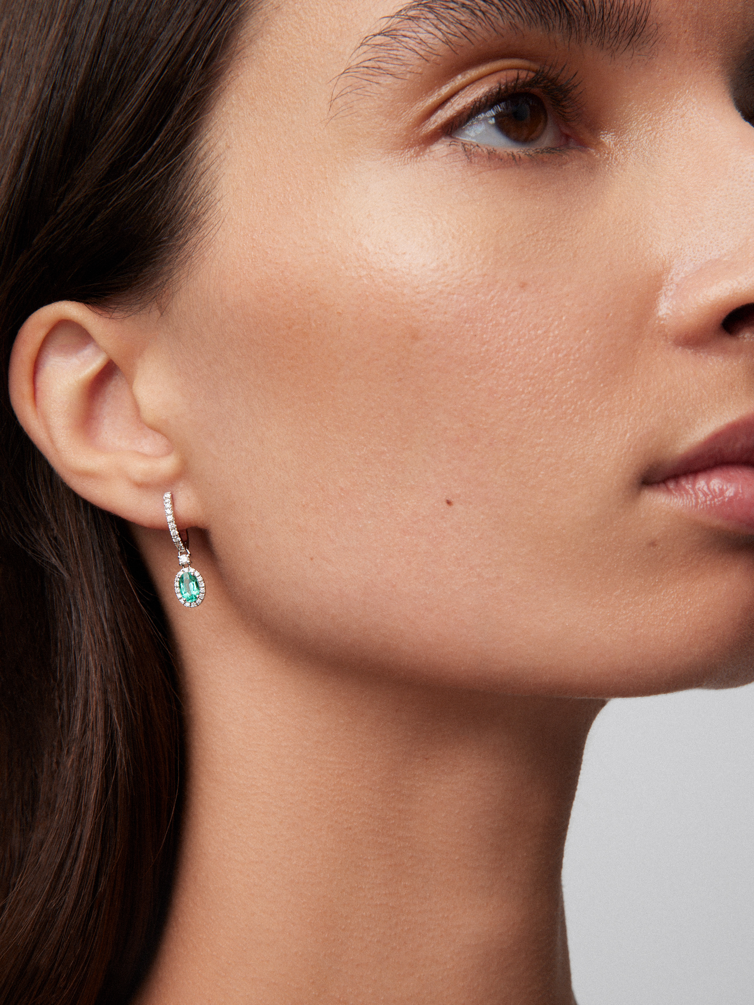 Pendientes de oro blanco de 18K con esmeralda verde en talla oval de 0,48 cts y diamantes en talla brillante con un total de 0,23 cts