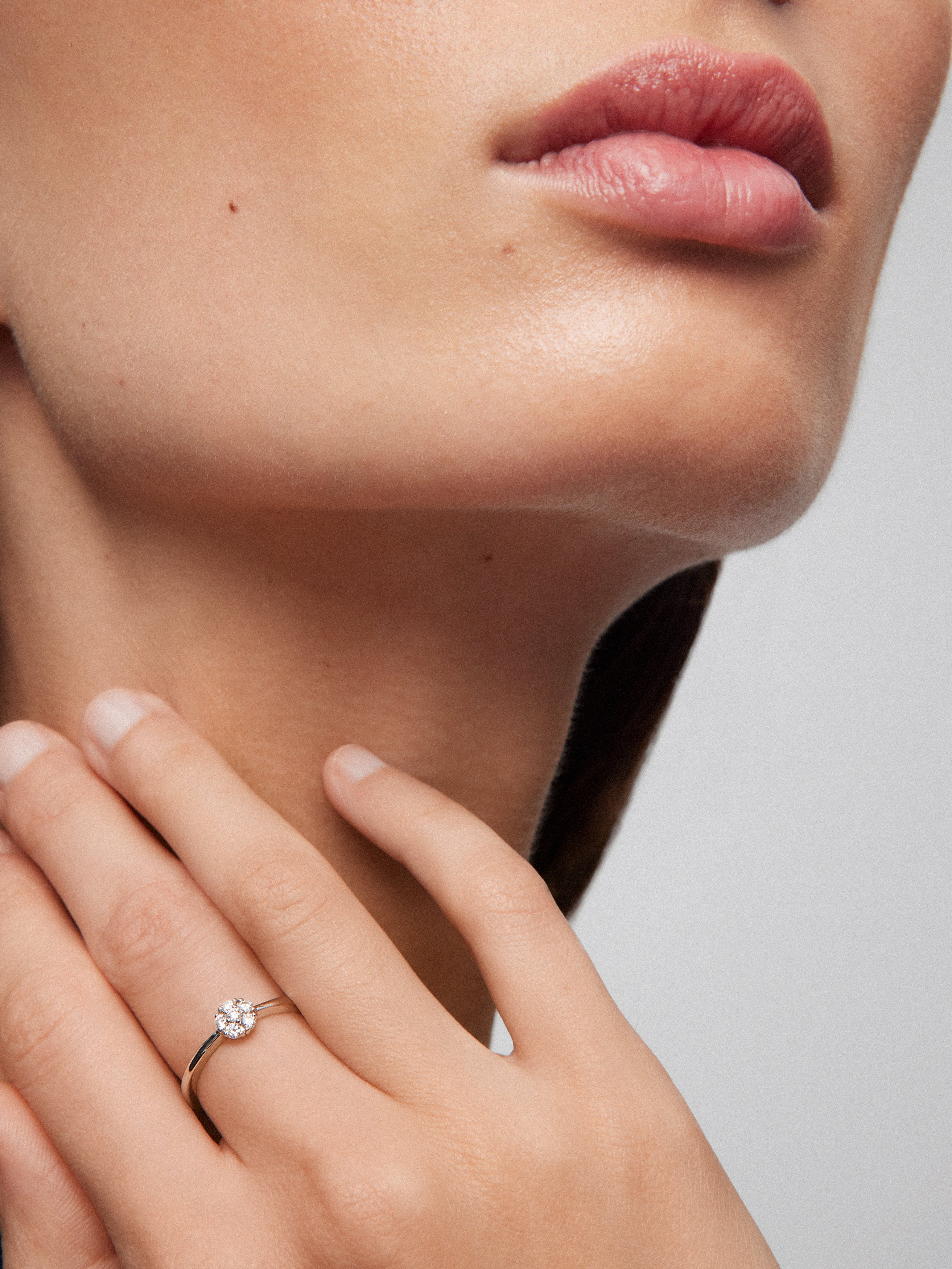 Anillo de oro blanco de 18K con roseta de 6 diamantes en talla brillante con un total de 0,17 cts