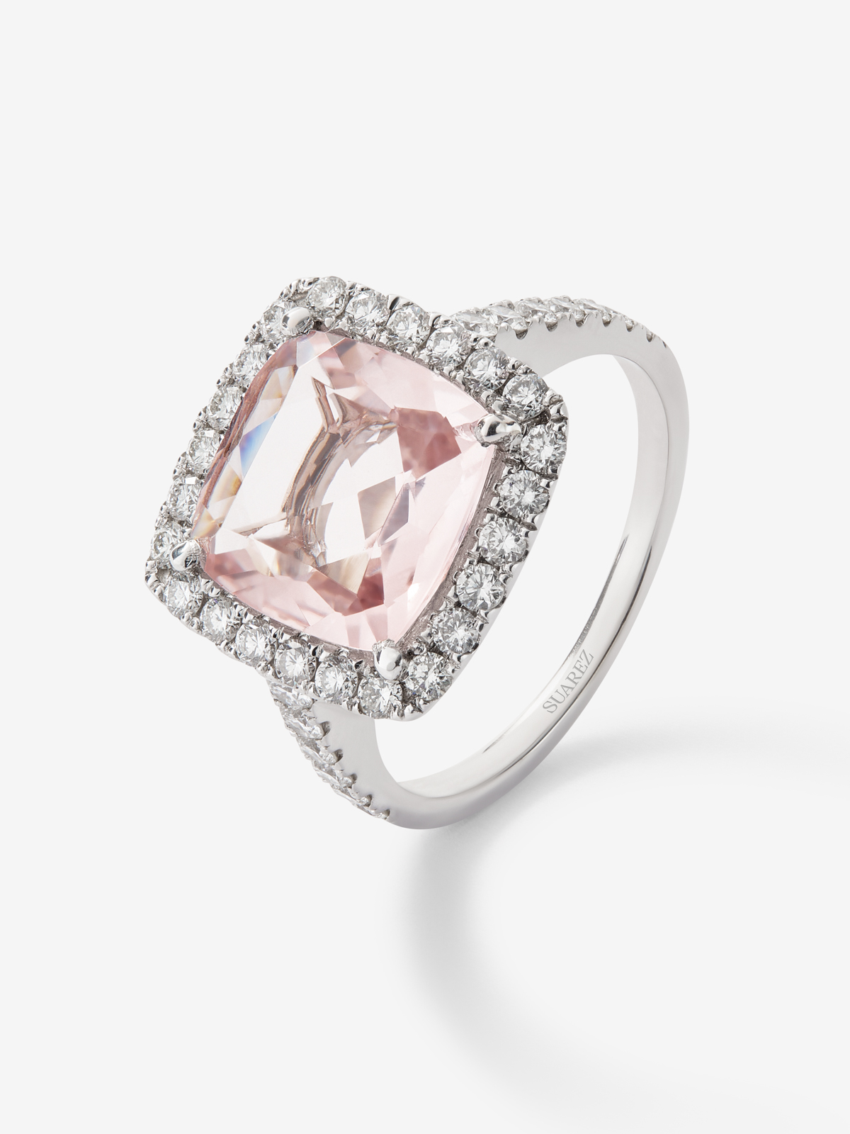 18K white gold ring with cushion-cut pink morganite of 3.6 cts and brilliant-cut diamonds of 0.68 cts