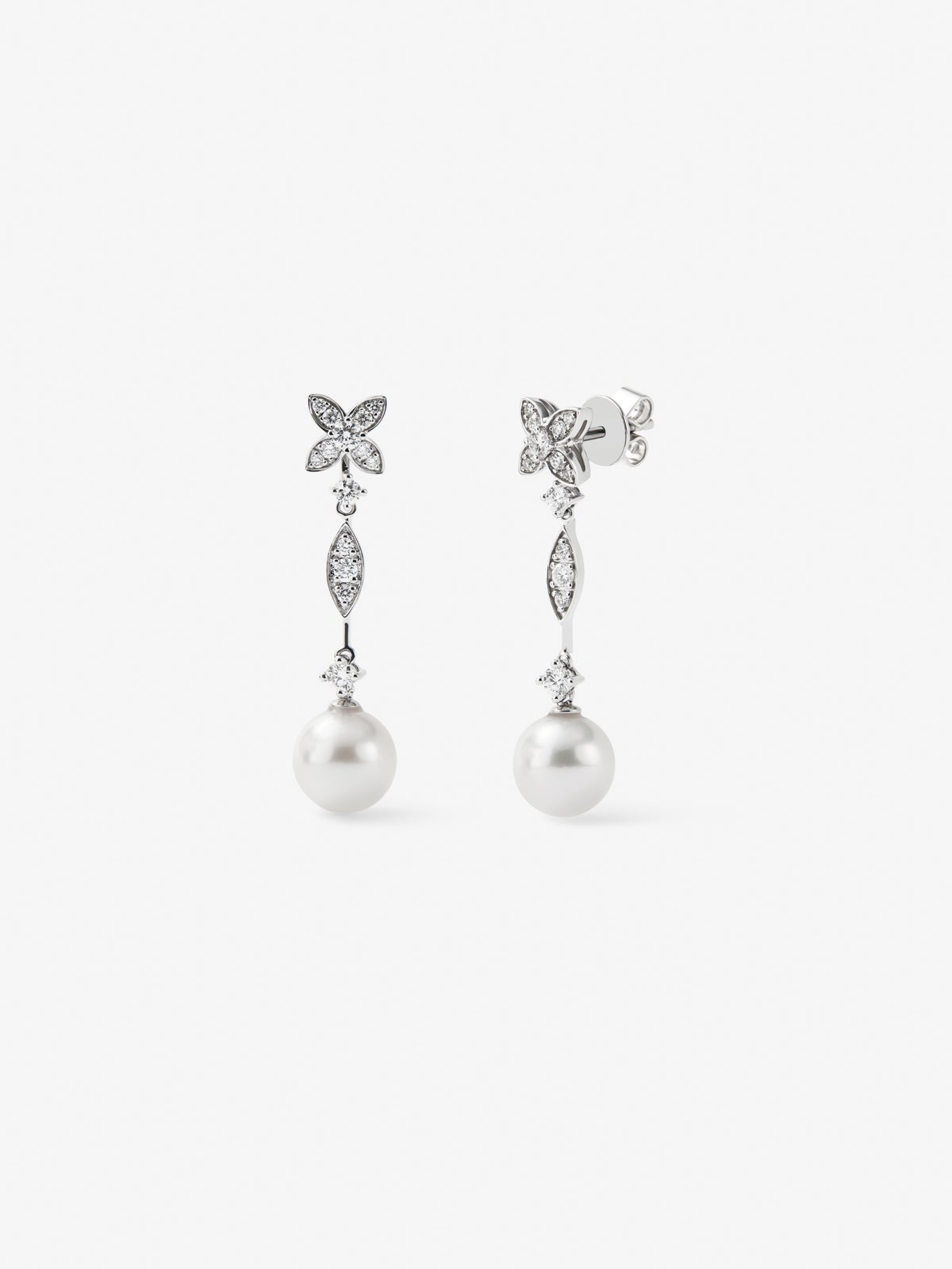 18K white gold earrings with 28 brilliant-cut diamonds with a total of 0.59 cts and 2 8.5 mm Akoya pearls