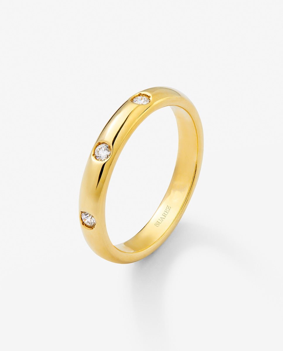 Alianza de oro amarillo de 18K con 3 diamantes en talla brillante con un total de 0,09 cts