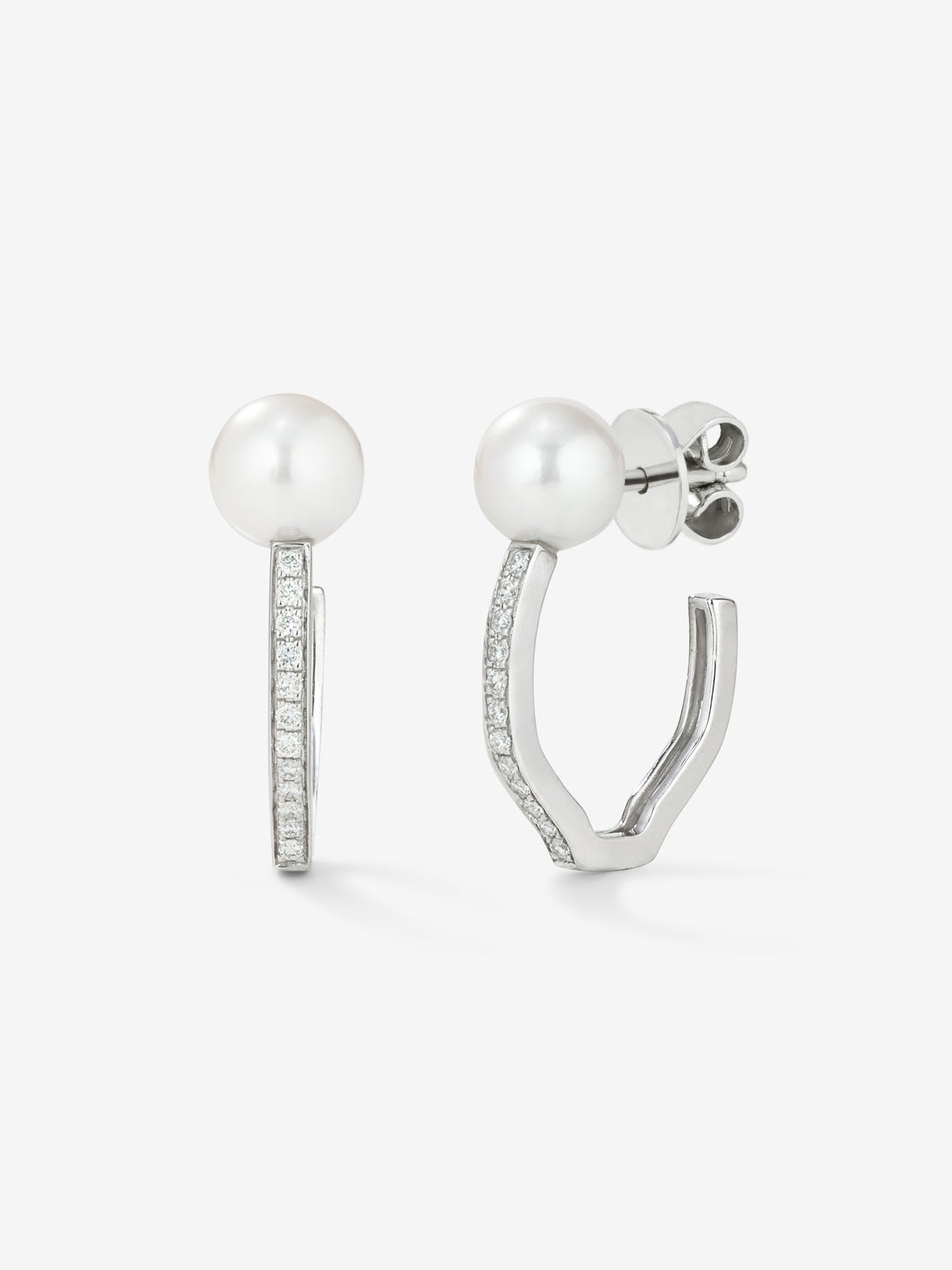 Pendientes de oro blanco de 18K con 2 perlas akoya y 24 diamantes en talla brillante con un total de 0,11 cts